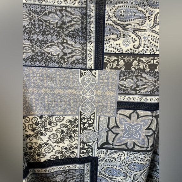 602- Beautiful sleeveless blouse - Picture 3 of 8